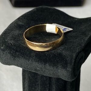 Elegant Gold Band Ring